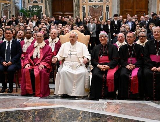 el papa insto a la rota romana a restablecer las relaciones interpersonales LonR