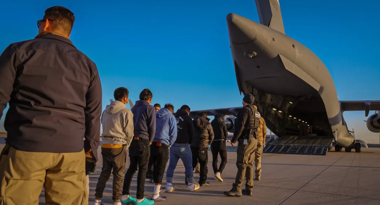 filas de los primeros migrantes deportados.jpeg