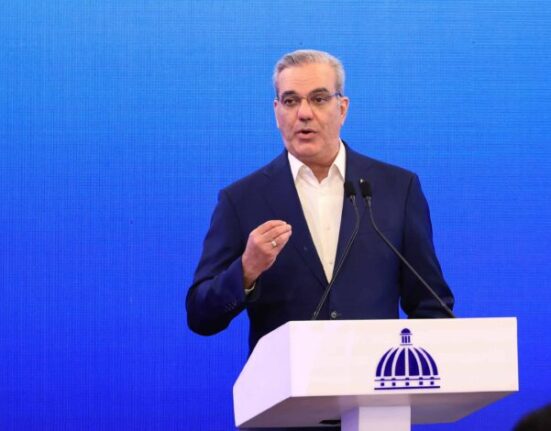 abinader el que quiera buscar dinero que no vaya al gobierno 1 780x470 1