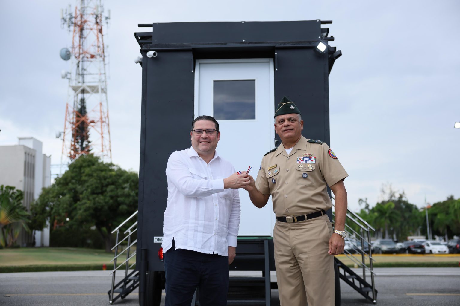 Foto 1 Yayo Sanz Lovaton y el tiniente general Carlos Antonio Fernandez Onofre 1536x1024 1