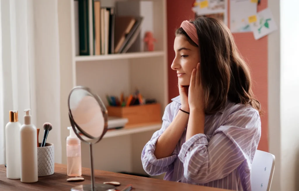 De la obsesión por la delgadez a la tiranía del skincare: cómo cambian los ideales de belleza entre generaciones 2 teenage girl doing her skin care routine 2023 11 27 05 10 30 utc copia 2