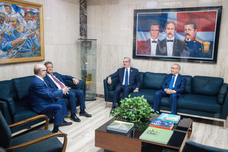 Abinader y expresidentes dominicanos sellan pacto de unidad ante crisis haitiana en cumbre histórica 2 IMG 4558