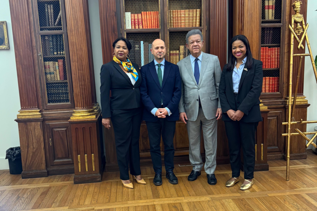 Leonel Fernández refuerza lazos académicos y estratégicos entre República Dominicana y España 2 Reconocimiento gale6