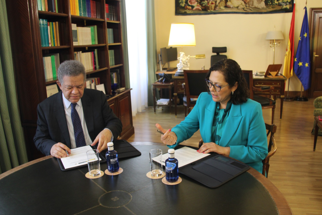Leonel Fernández refuerza lazos académicos y estratégicos entre República Dominicana y España 3 Reconocimiento gale8