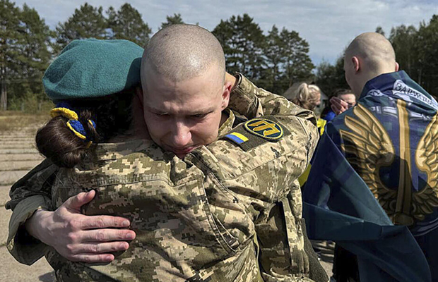 Rusia y Ucrania intercambian 205 prisioneros cada uno con mediación de Emiratos Árabes 2 Rusia y Ucrania intercambian 205 prisioneros de guerra de cada bando