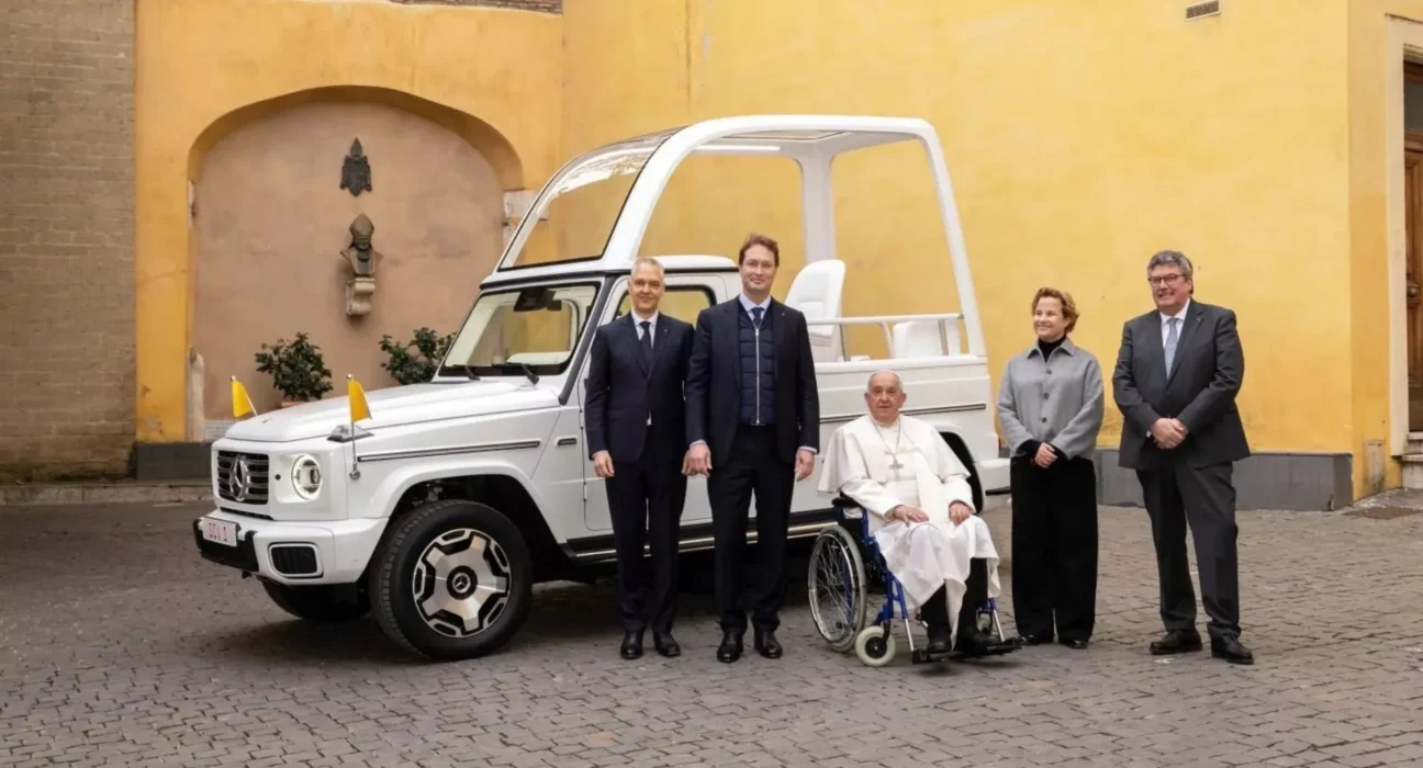 papamovil vaticano press