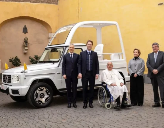 papamovil vaticano press