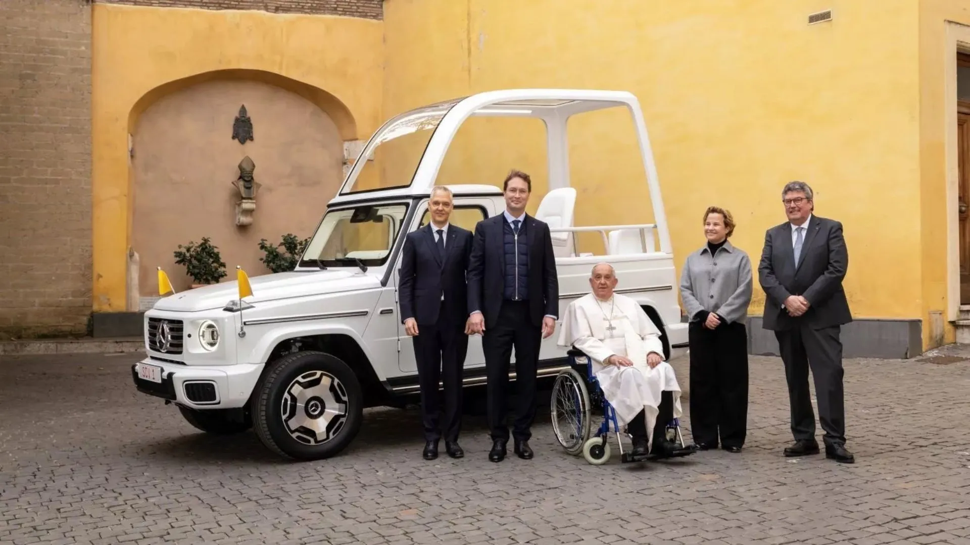 papamovil vaticano press