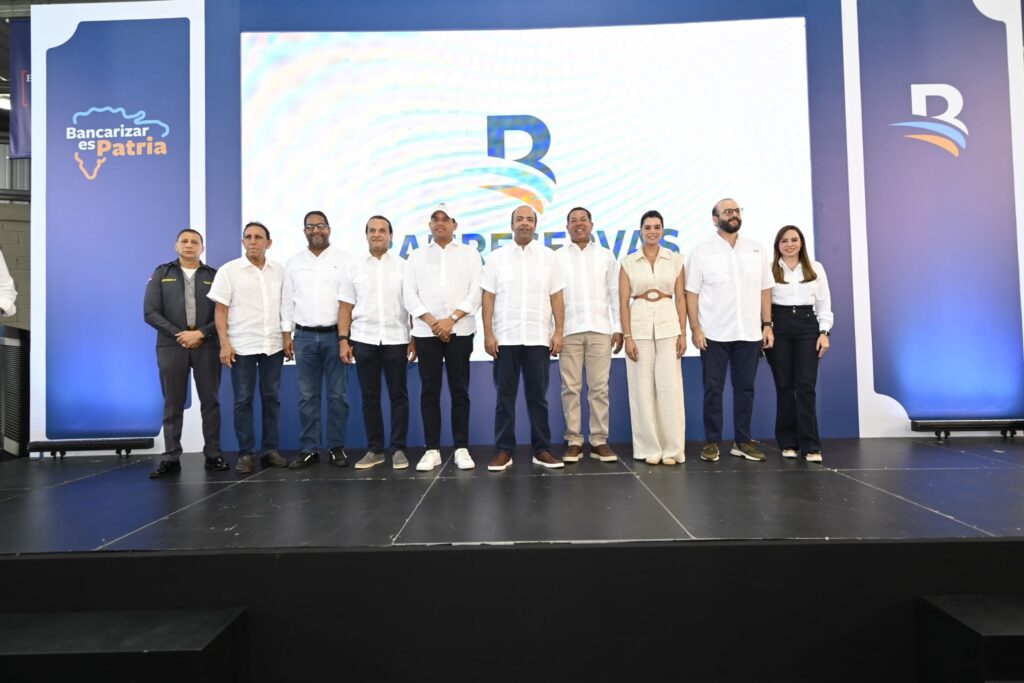 Cientos de residentes de Capotillo acceden a servicios financieros con el programa “Bancarizar es Patria” 2 IMG 5780