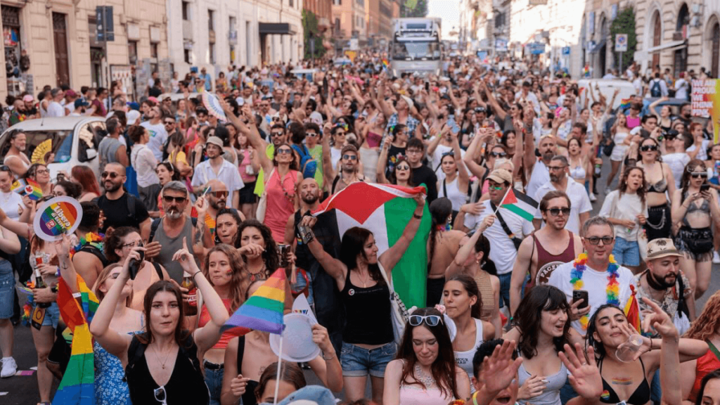 Miles se movilizan en Europa en desfiles del Orgullo LGTBIQ+: Viena, Varsovia, Roma y Atenas salen a las calles por la igualdad 3 IMG 5787
