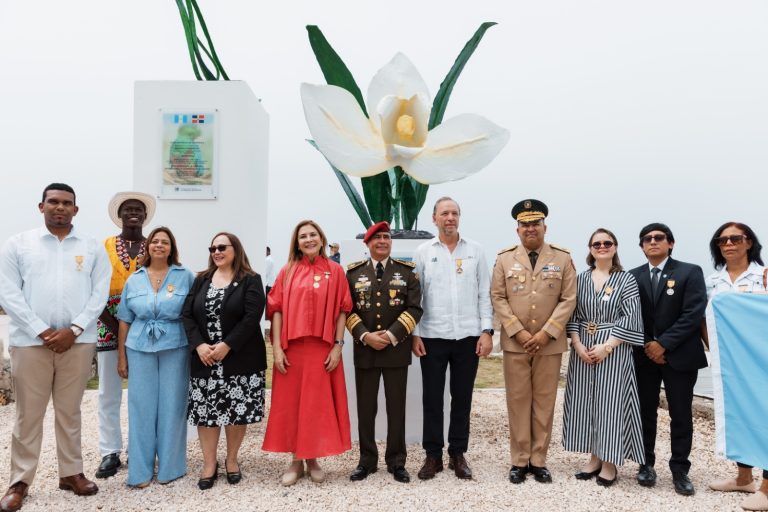 Guatemala condecora a Carolina Mejía con la medalla Monja Blanca 2 IMG 5933 1