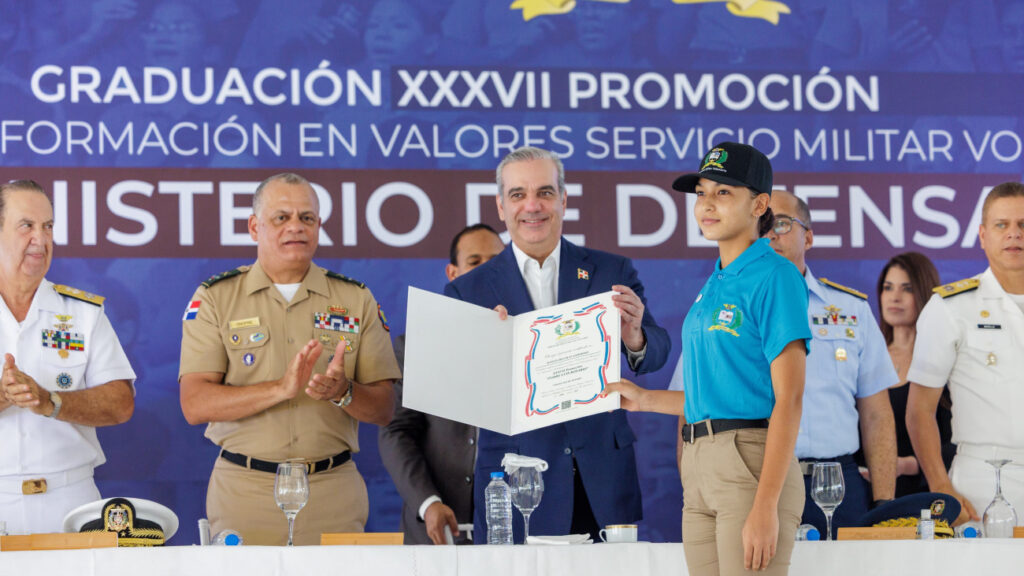 Presidente Abinader encabeza graduación y juramenta más de 5,000 jóvenes del Servicio Militar Voluntario 3 IMG 6244
