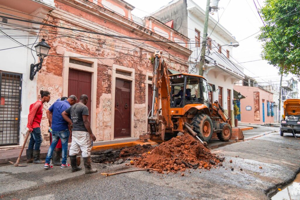 CAASD repara tubería de aguas residuales en la Ciudad Colonial 2 PHOTO 2025 07 02 19 06 08