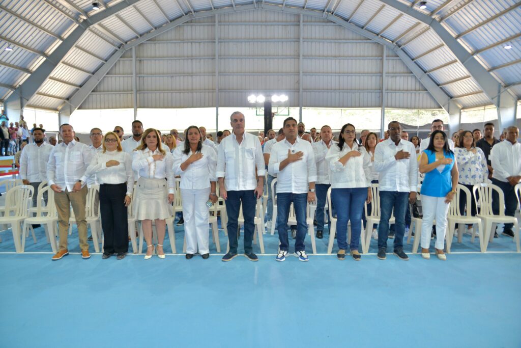 Presidente Abinader y ministro Kelvin Cruz entregan dos multiusos deportivos remozados en Azua 2 PHOTO 2025 07 27 12 39 53 2