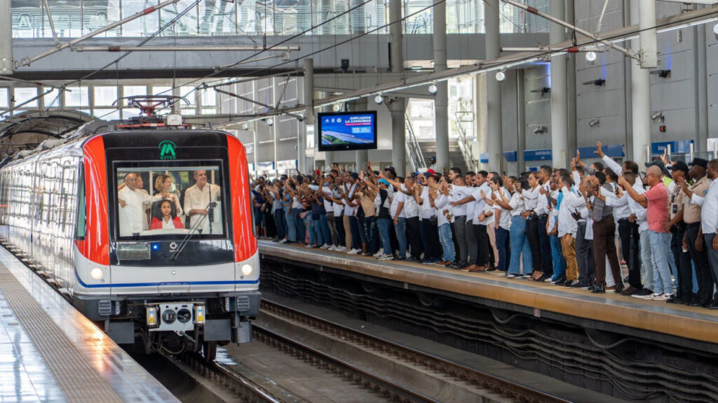 Abinader pone en marcha trenes de seis vagones en el Metro de Santo Domingo 2 IMG 8890