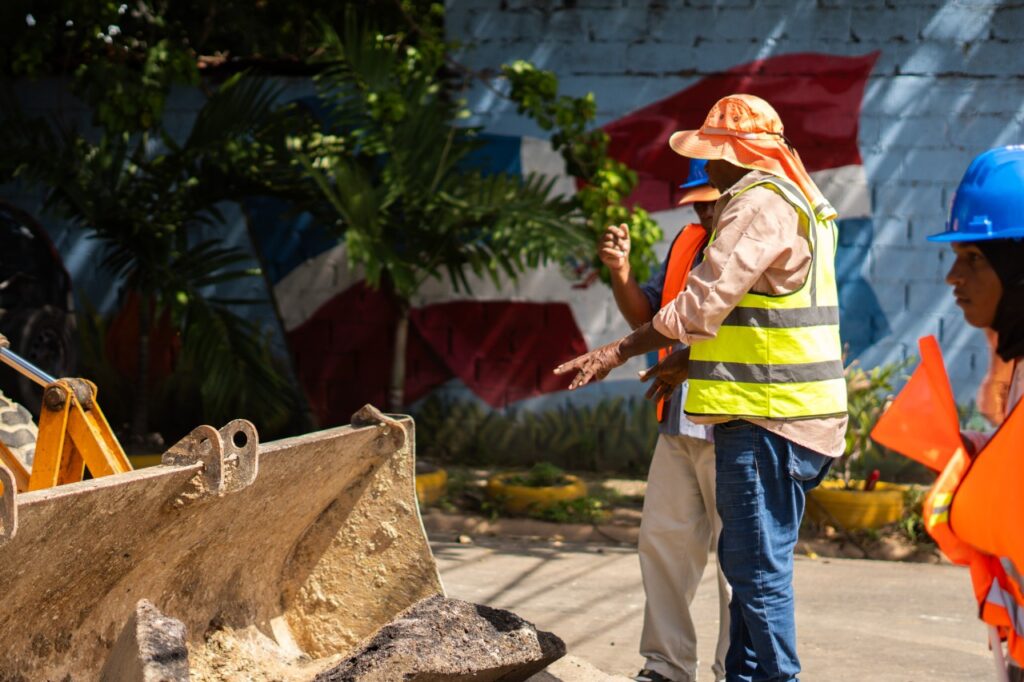 Fellito Suberví supervisa obras de agua potable y saneamiento en Santo Domingo Este 4 PHOTO 2025 08 08 16 57 10 2