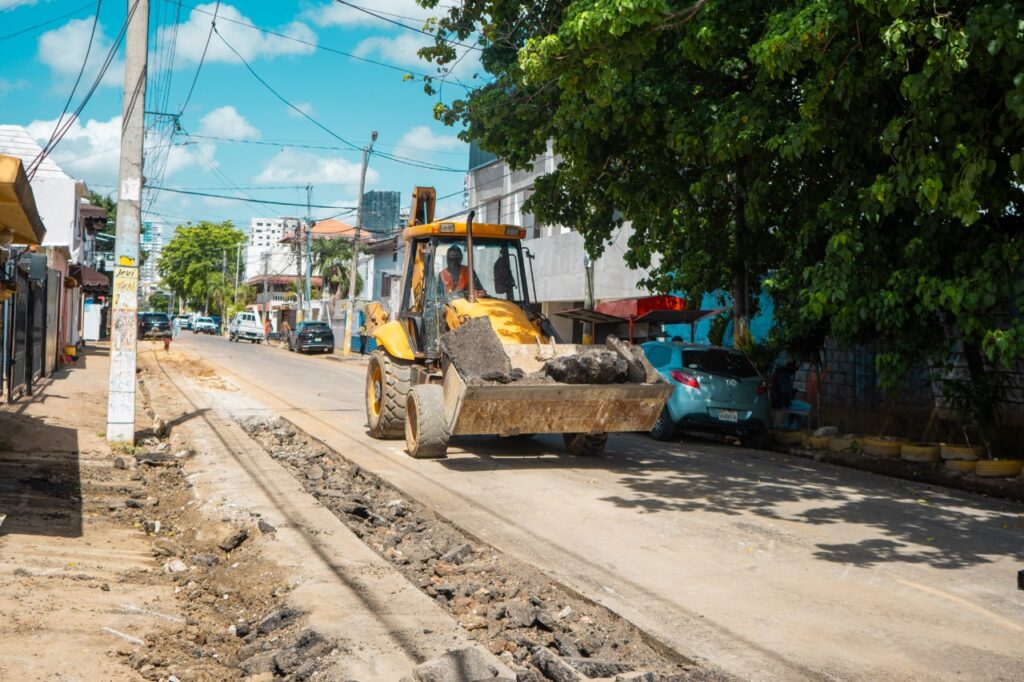 Fellito Suberví supervisa obras de agua potable y saneamiento en Santo Domingo Este 3 PHOTO 2025 08 08 16 57 10 3