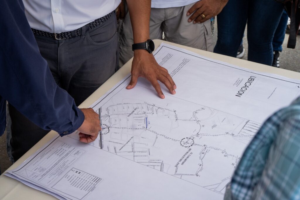 Fellito Suberví supervisa obras de agua potable y saneamiento en Santo Domingo Este 5 PHOTO 2025 08 08 16 57 10 4