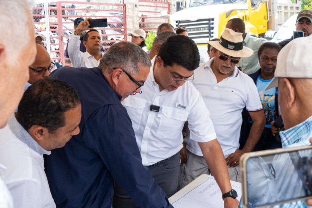 Fellito Suberví supervisa obras de agua potable y saneamiento en Santo Domingo Este 6 PHOTO 2025 08 08 16 57 11 4