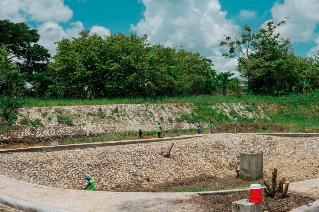 Fellito Suberví supervisa obras de agua potable y saneamiento en Santo Domingo Este 8 PHOTO 2025 08 08 16 57 11 5