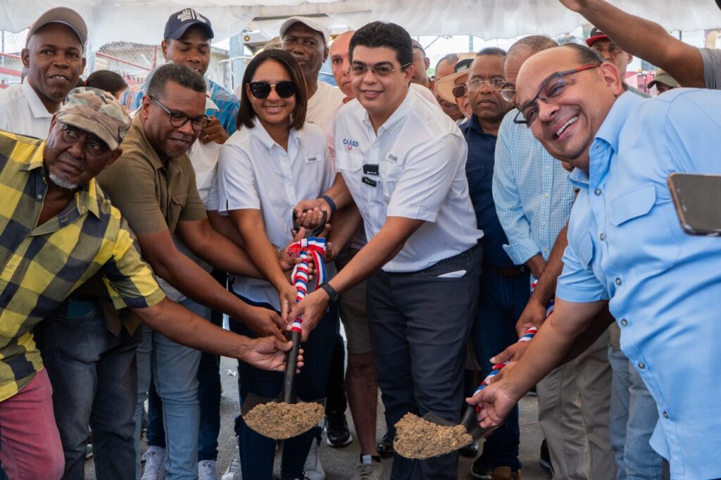 Fellito Suberví supervisa obras de agua potable y saneamiento en Santo Domingo Este 9 PHOTO 2025 08 08 16 57 11 6