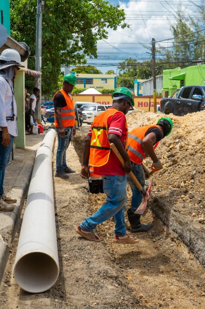 Fellito Suberví supervisa obras de agua potable y saneamiento en Santo Domingo Este 7 PHOTO 2025 08 08 16 57 11