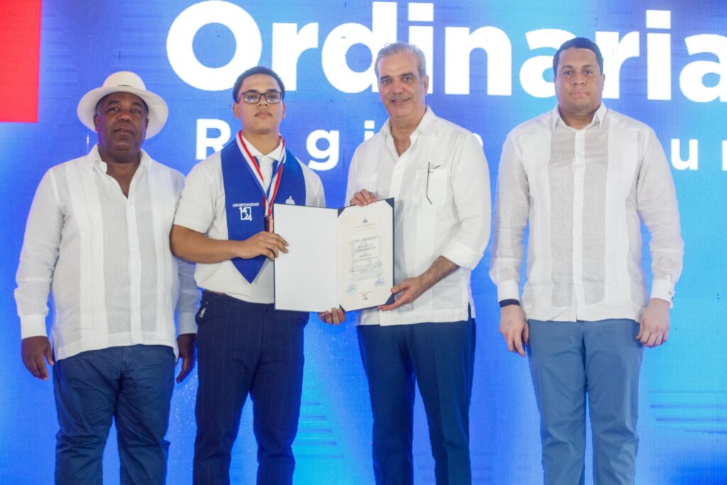 Abinader gradúa más de mil jóvenes del programa Oportunidad 14-24 2 IMG 0010