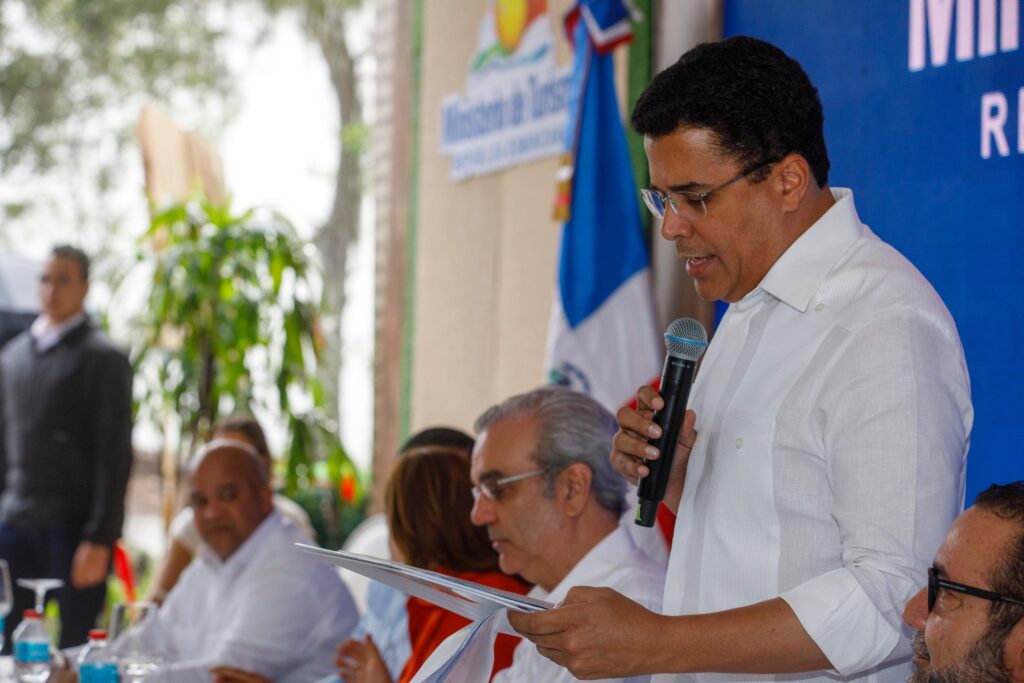 Presidente Abinader inaugura carretera hacia el Salto de Aguas Blancas 2 IMG 0972