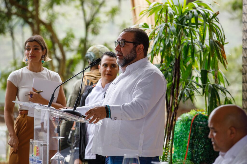 Presidente Abinader inaugura carretera hacia el Salto de Aguas Blancas 3 IMG 0974