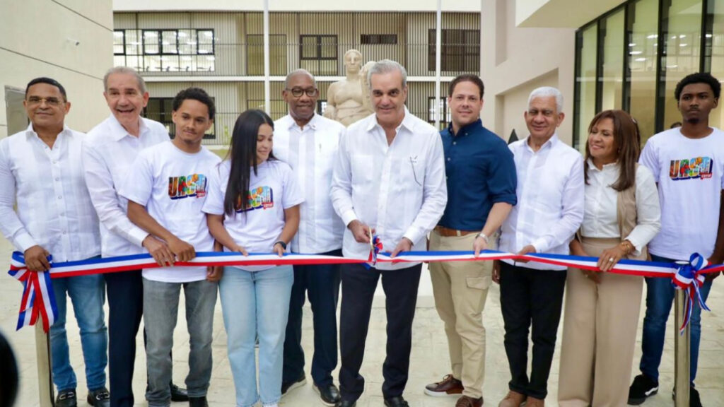 Abinader inaugura el nuevo Centro Universitario UASD-Cotuí y anuncia obras clave 5 IMG 2550
