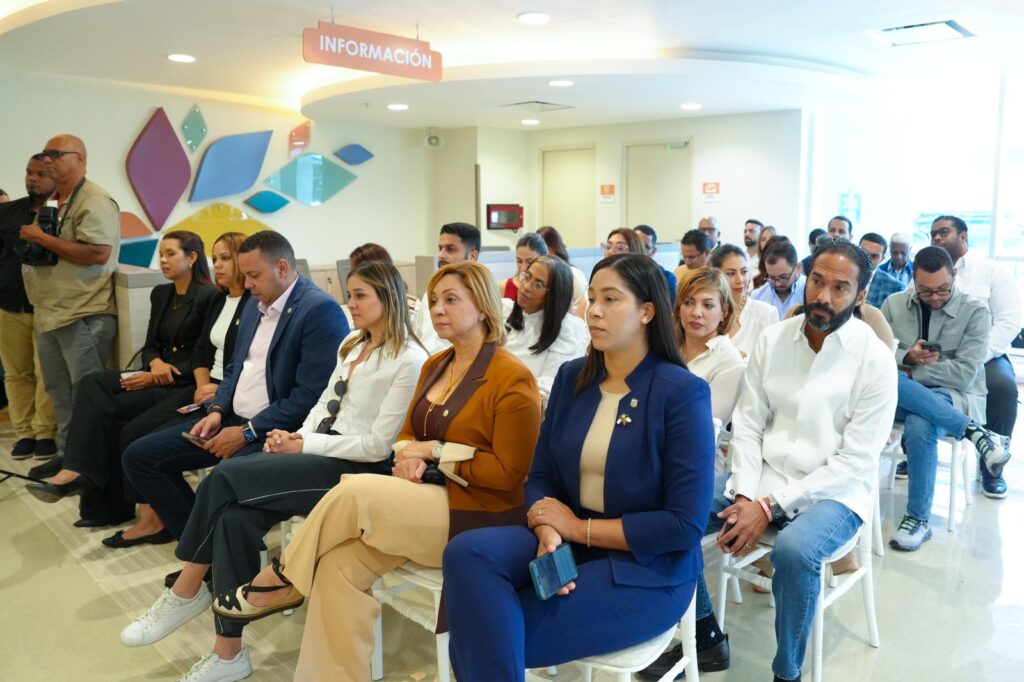 Ministro Bonilla presenta hospital Dr. José Joaquín Puello como referente sanitario regional ante líderes nacionales 4 PHOTO 2025 10 16 20 16 51