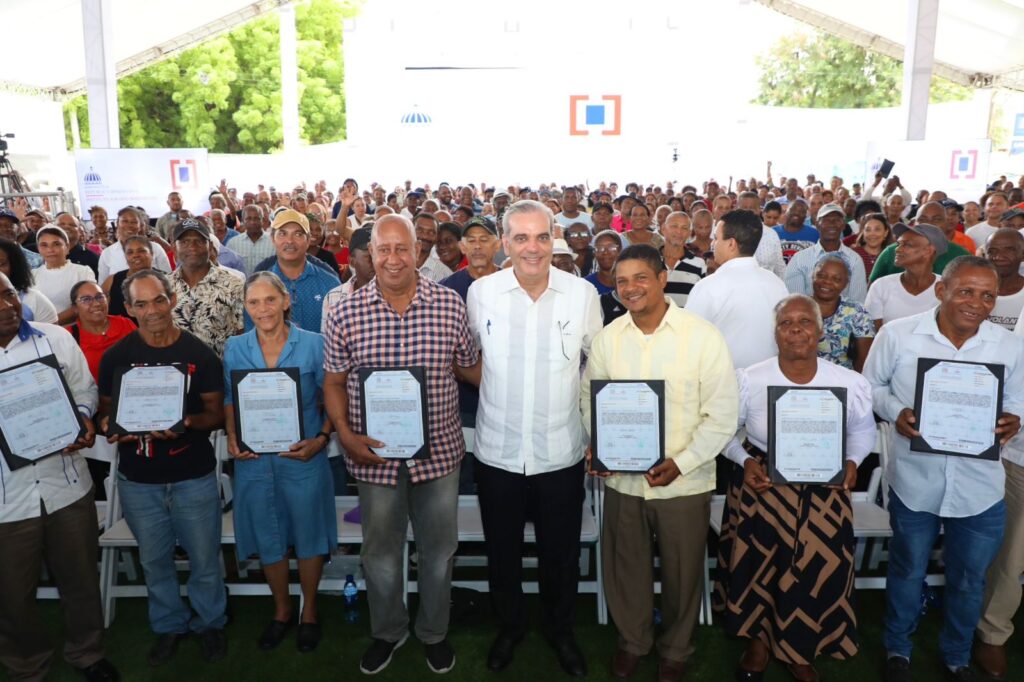 Presidente Abinader entrega 1,445 títulos de propiedad en San Cristóbal en el marco del Día de la Constitución 2 IMG 3761