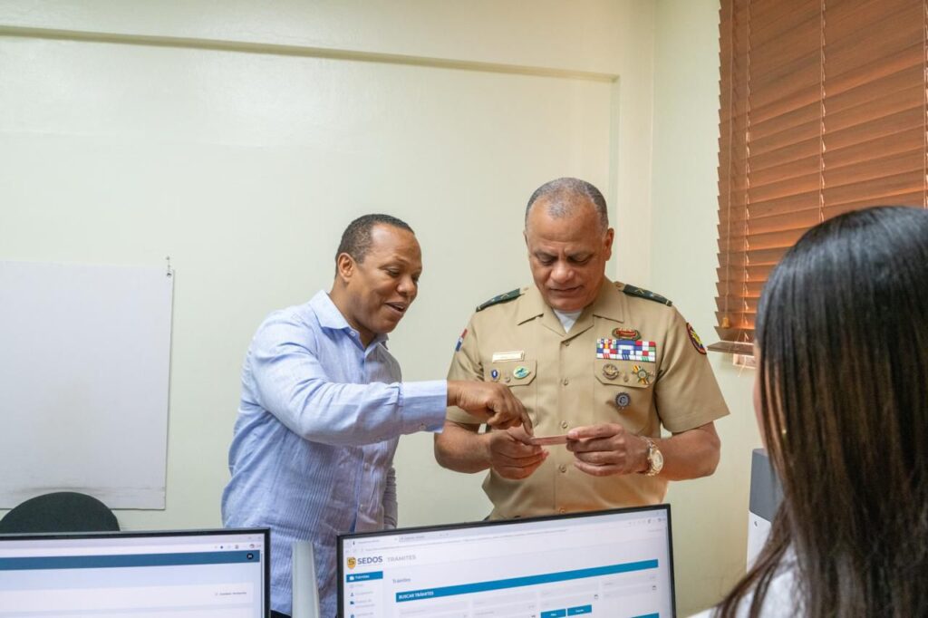 Ministro de Defensa resalta eficiencia del INTRANT y exhorta a militares a obtener la nueva licencia de conducir 2 IMG 3072