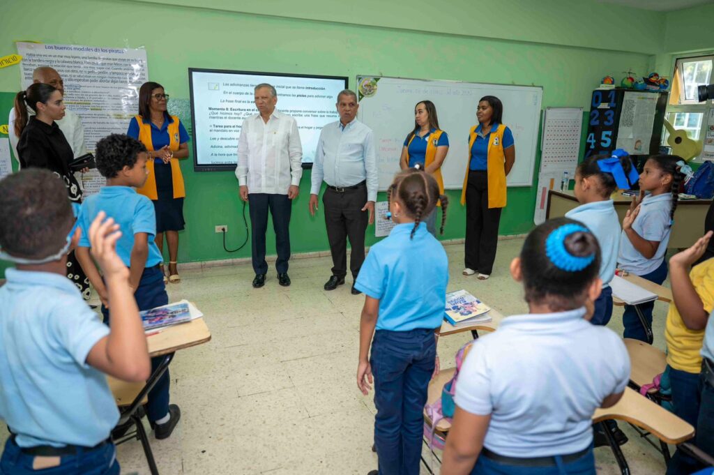 Leonardo Aguilera resalta el impacto social y educativo del Club Mauricio Báez durante visita 2 IMG 6103