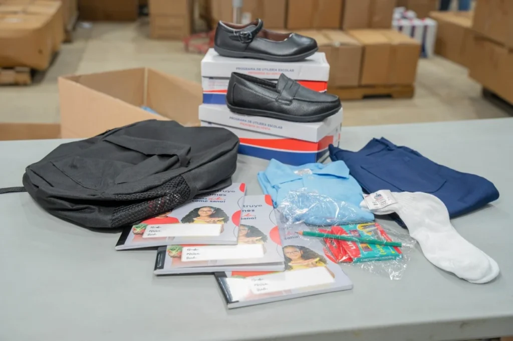 INABIE inicia distribución de kits escolares y uniformes para 1.85 millones de estudiantes 2 IMG 6114